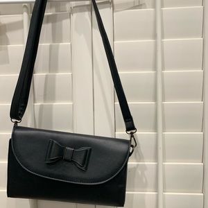 💞This is black faux leather purse with cute bow